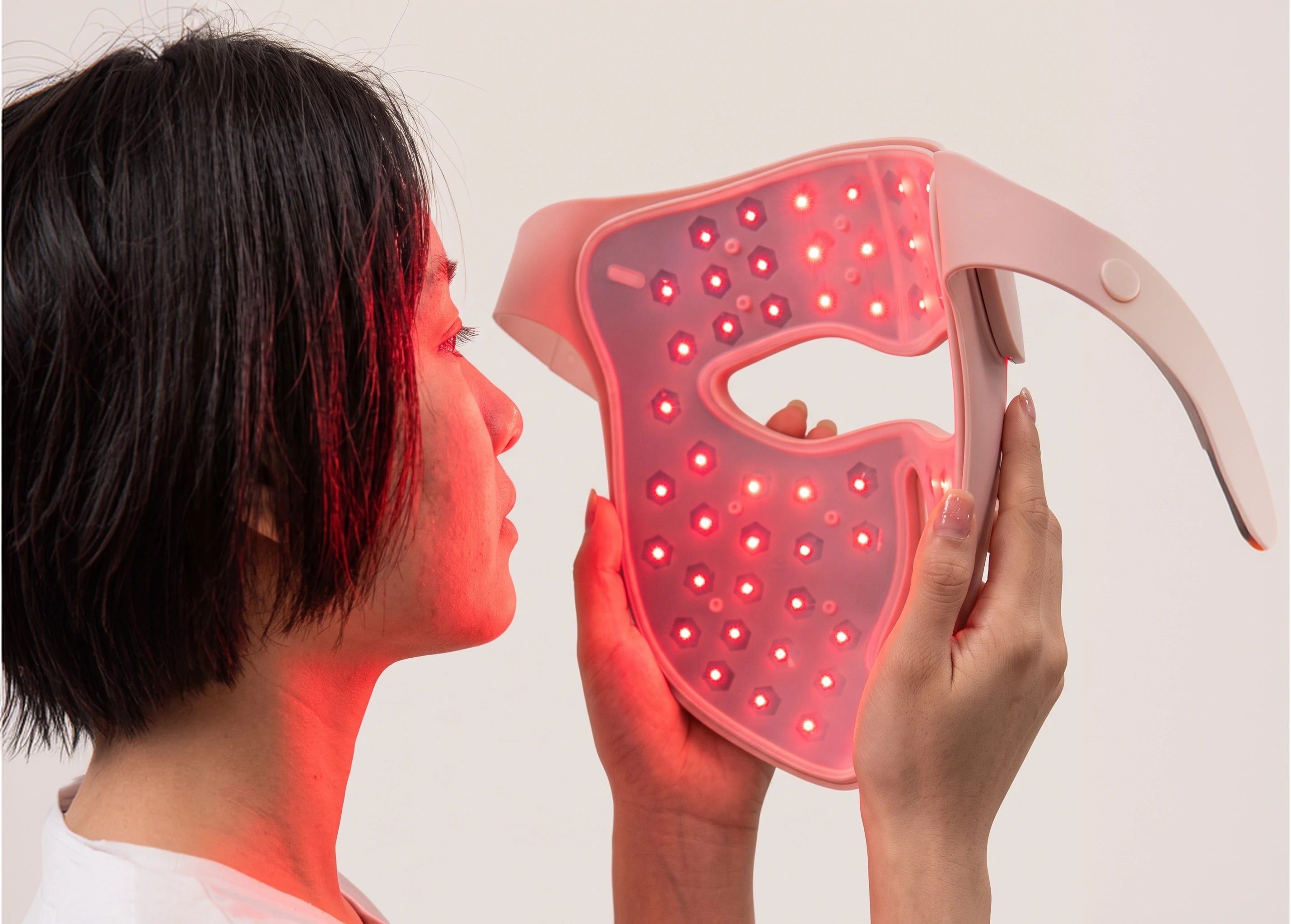 Woman wearing the Inzoli 4D laser and LED face mask